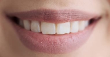 Gülümseyen kadının ağzını kapat.