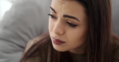 Stres altında acı çeken üzgün kadın.