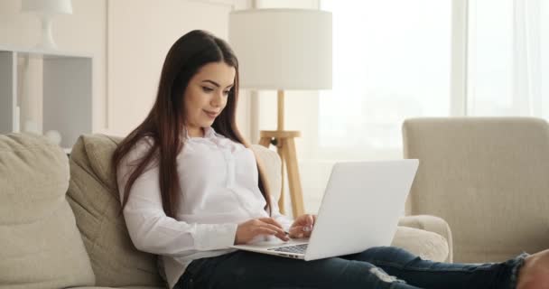 在家中使用笔记本电脑的妇女 — 图库视频影像