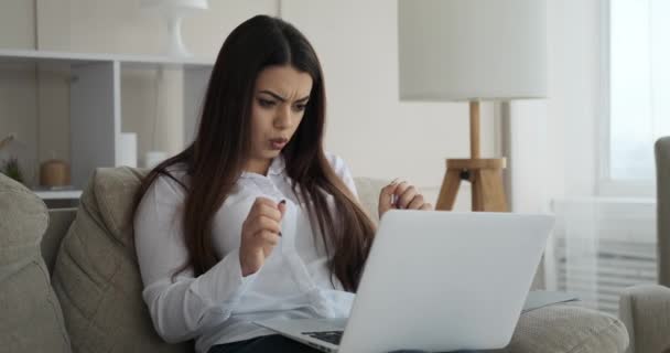 Žena dostává špatné zprávy na notebooku doma — Stock video