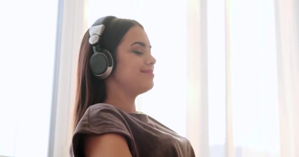 Mujer escuchando música en auriculares — Vídeos de Stock