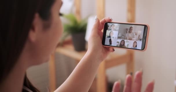 Kadın iş arkadaşlarıyla cep telefonu kullanarak görüntülü konuşma — Stok video
