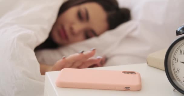 Mulher acordando e usando telefone celular na cama — Vídeo de Stock