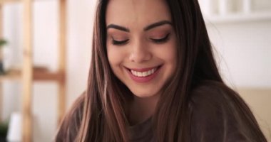 Evde gülümseyen güzel bir kadın.