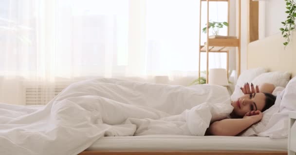 Mulher bonita acordar e esticar na cama — Vídeo de Stock