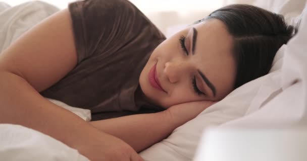 Mulher bonita deitada na cama — Vídeo de Stock