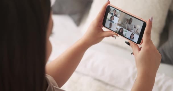 Perempuan chatting video dengan rekan-rekan menggunakan ponsel — Stok Video