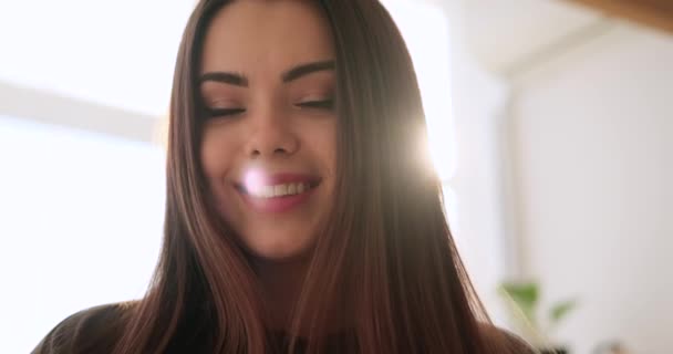 Bella donna sorridente a casa — Video Stock