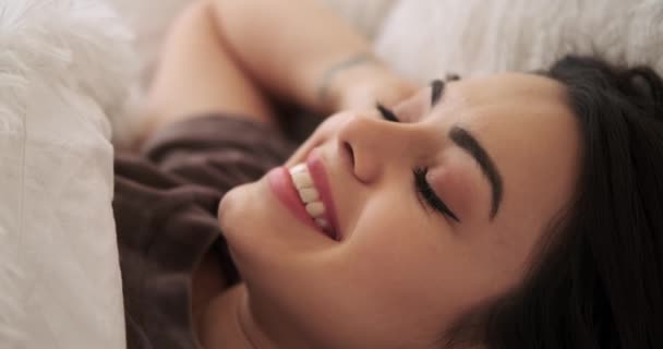 Mulher feliz relaxante na cama — Vídeo de Stock