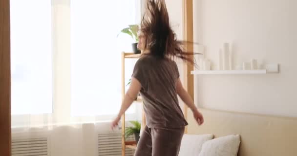 Wanita bersemangat menari di tempat tidur — Stok Video