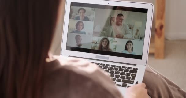 Dizüstü bilgisayar kullanarak iş arkadaşlarıyla görüntülü konuşma — Stok video