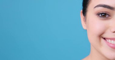 Kusursuz ciltli, güzel bir kadının yarım yüzü