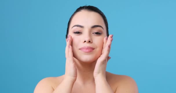 Vacker kvinna masserar varsamt sin hud — Stockvideo