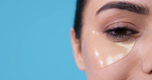 Половина лица красивой женщины с повязкой под глазом — стоковое видео