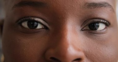 Bir kadının yanıp sönen gözleri.