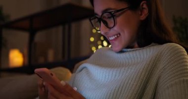 Gece yarısı cep telefonu kullanan bir kadın.