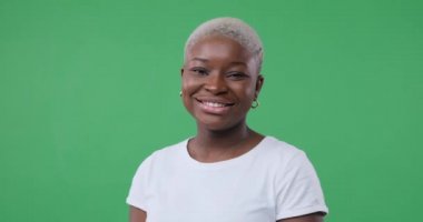 Mutlu kadın V işareti veriyor.