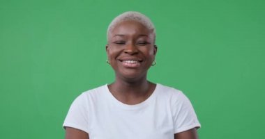 Neşeli kadın yeşil ekranda gülüyor