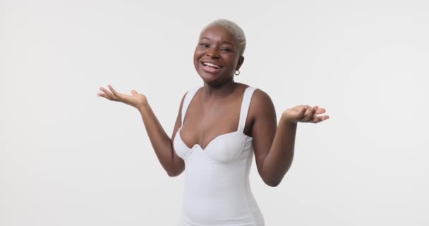 Mulher em vestido de corpo se divertindo sobre fundo branco — Vídeo de Stock