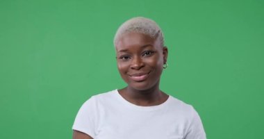 Gülümseyen kadın parmağını sallayarak hayır diyor.