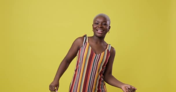 Woman dancing over yellow background — Stock Video