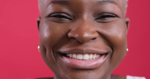 Mosolygó afro-amerikai nő arca — Stock videók