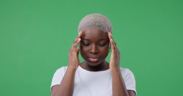 Frau leidet unter starken Kopfschmerzen — Stockvideo