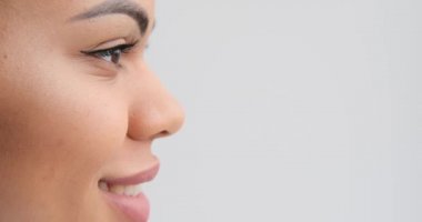 Beyaz arka planda gülümseyen güzel kadın