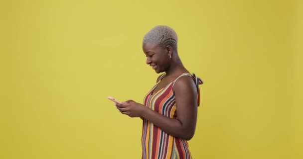 Γυναίκα μήνυμα κειμένου στο κινητό τηλέφωνο — Αρχείο Βίντεο