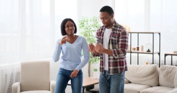 Casal feliz dançando juntos em casa — Vídeo de Stock