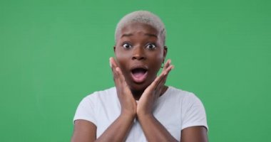 Yeşil arka planda harika bir kadın.