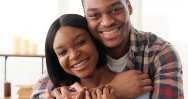 Sevgili çift boş vakitlerini geçiriyor.