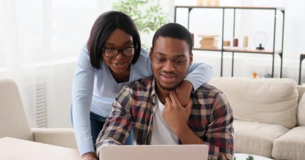 Casal discutindo sobre laptop em casa — Vídeo de Stock