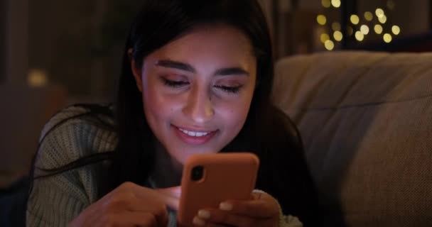 Erstaunte Frau benutzte Handy in der Nacht — Stockvideo