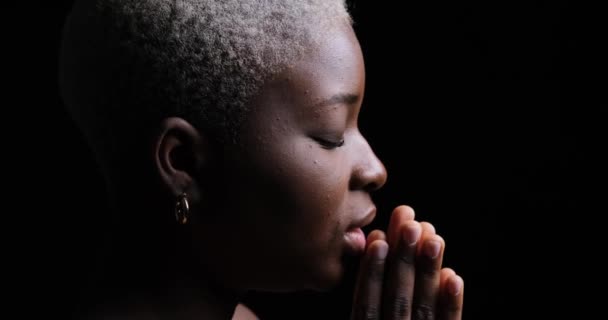 A nő kéz a kézben imádkozik — Stock videók
