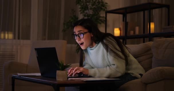 Vrouw vieren online succes laat op de avond op laptop — Stockvideo