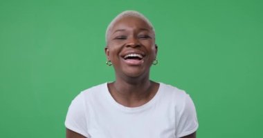 Yeşil arka planda gülen kadın