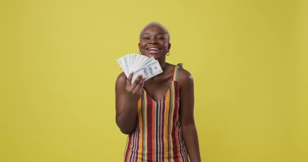 Woman holding cash dollars and showing her shopping bags — Stock Video