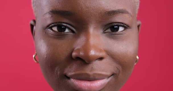 Nő mosolyog át piros háttér — Stock videók