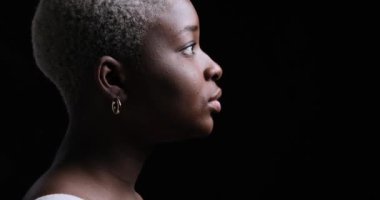 Gülümseyen düşünceli kadının yan görünüşü