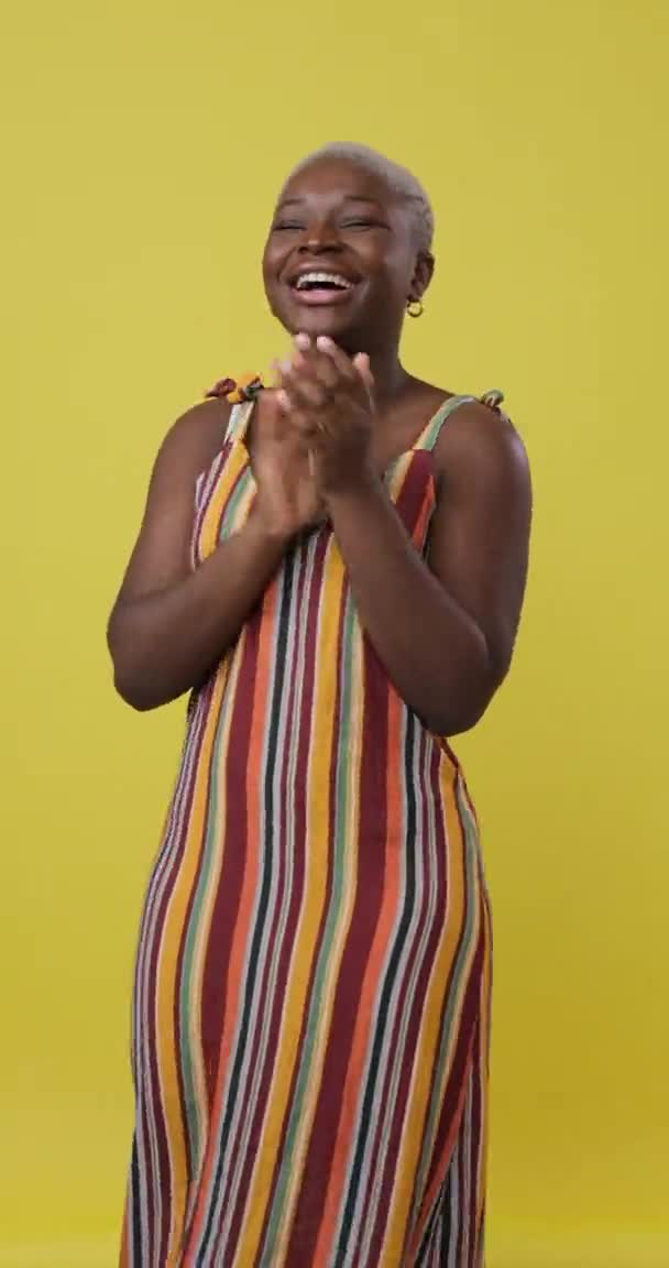 Nő tapsol és nevet sárga háttér — Stock videók