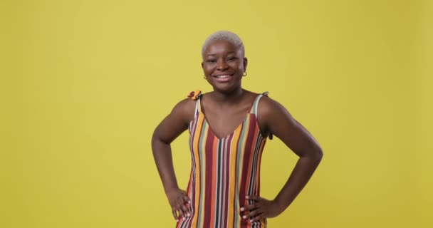 Woman posing and waving hand at the camera — Stock Video