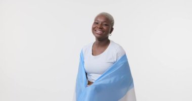 Arjantin bayrağını tutan kadın