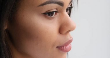 Pencereden dışarı bakan kadın