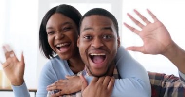 Heyecanlı çift el sallayarak kucaklaşıp selamlıyor