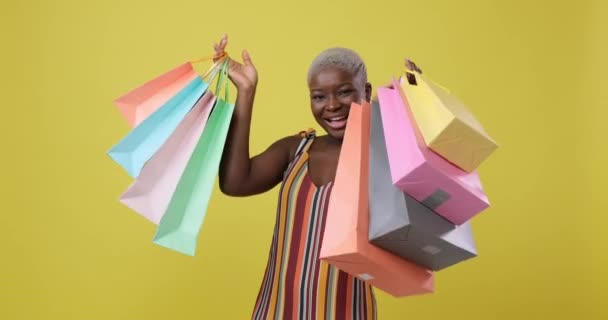 Neşeli kadın alışveriş çantalarını gösteriyor — Stok video