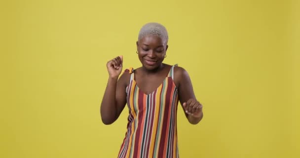 Happy woman dancing over yellow background — Stock Video