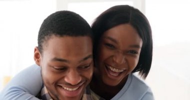 Mutlu çift kucaklaşıyor ve gülümsüyor.