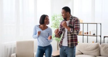 Mutlu çift evde dans ediyor.