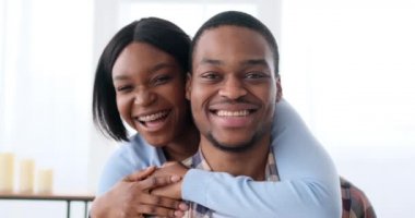 Mutlu çift el sallayarak sarılıyor ve selamlıyor.